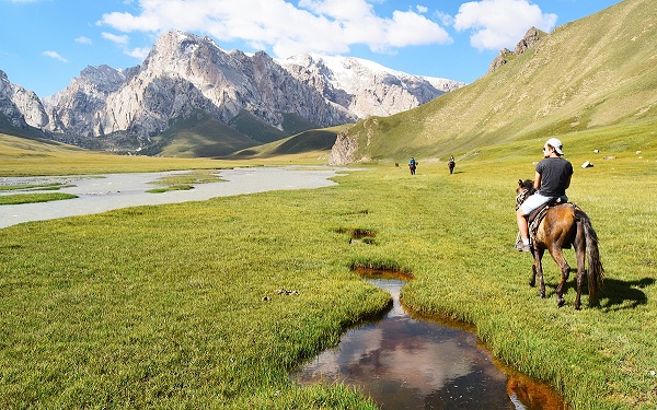 Horseback along the river up to lake